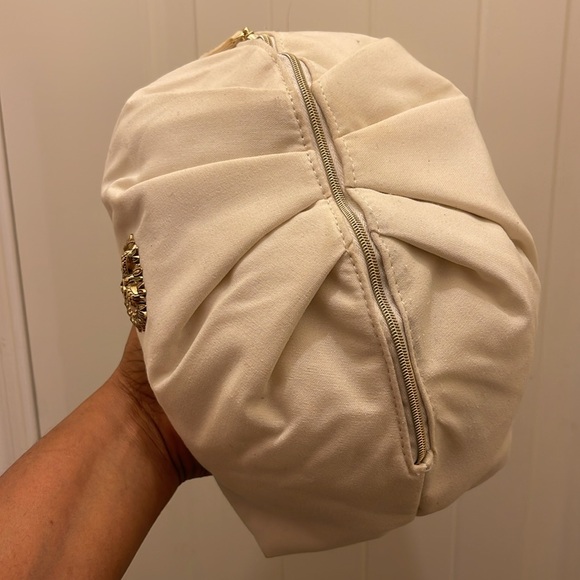 Dolce & Gabbana Cream Bag with Gold Accent - Picture 10 of 16